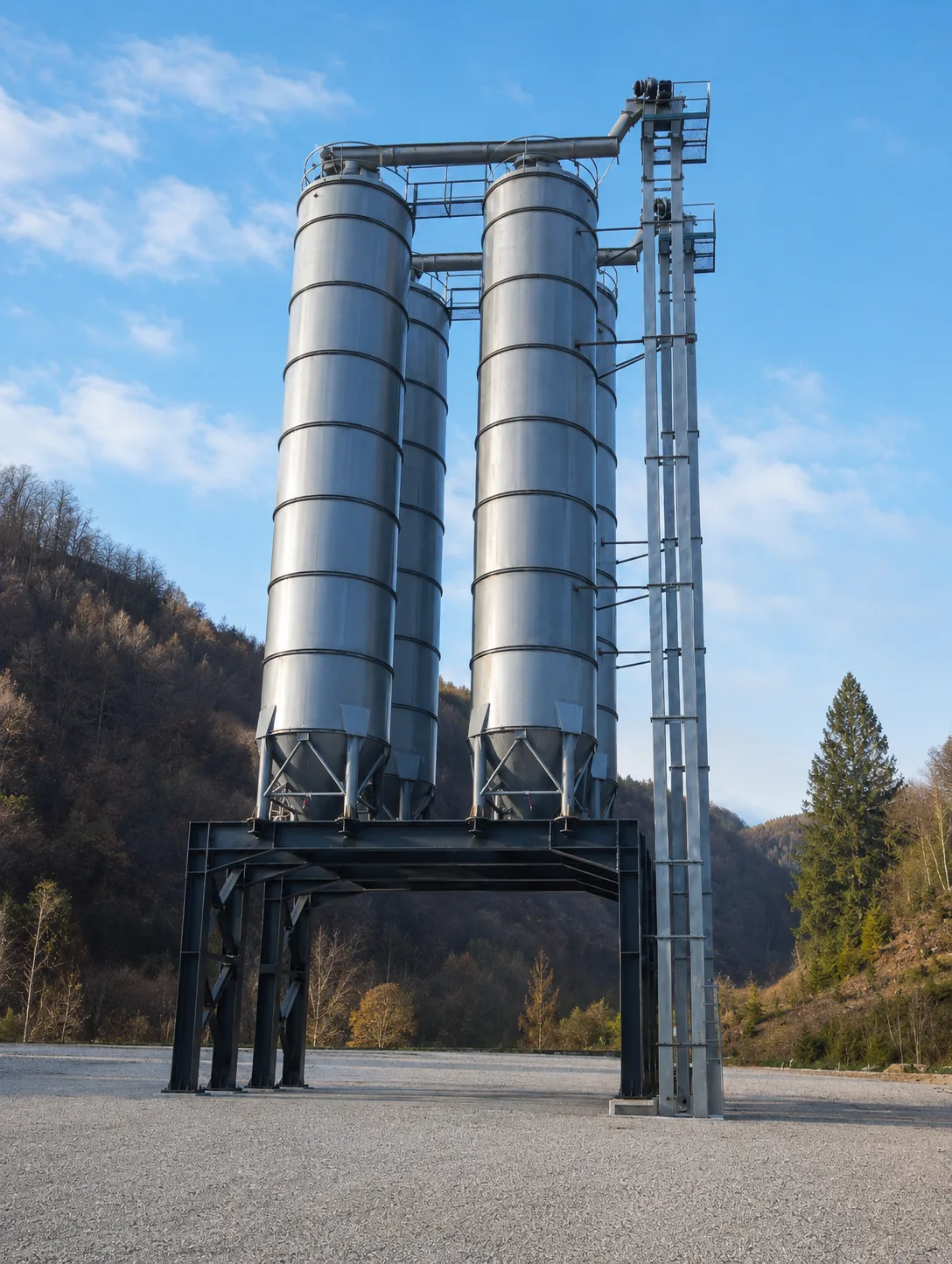 Zwei Lagersilos mit Becherwerk, auf einer Stahlkonstruktion