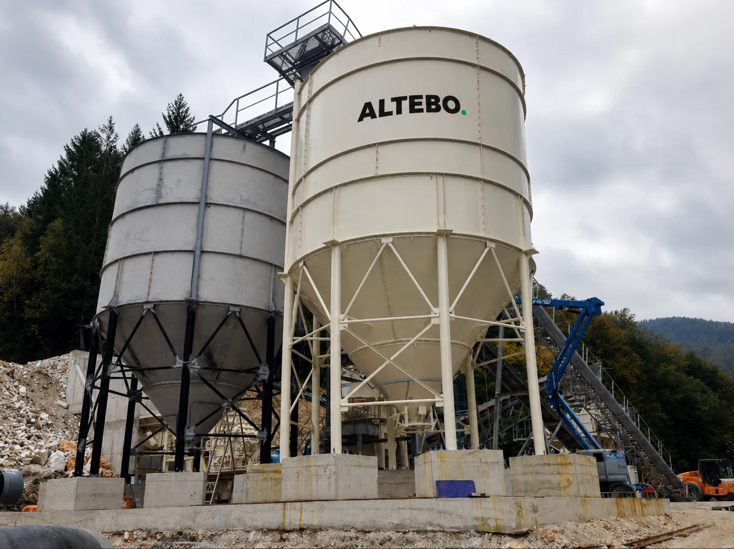 Modulare Silos auf Betonfundamenten, in einem Produktionswerk